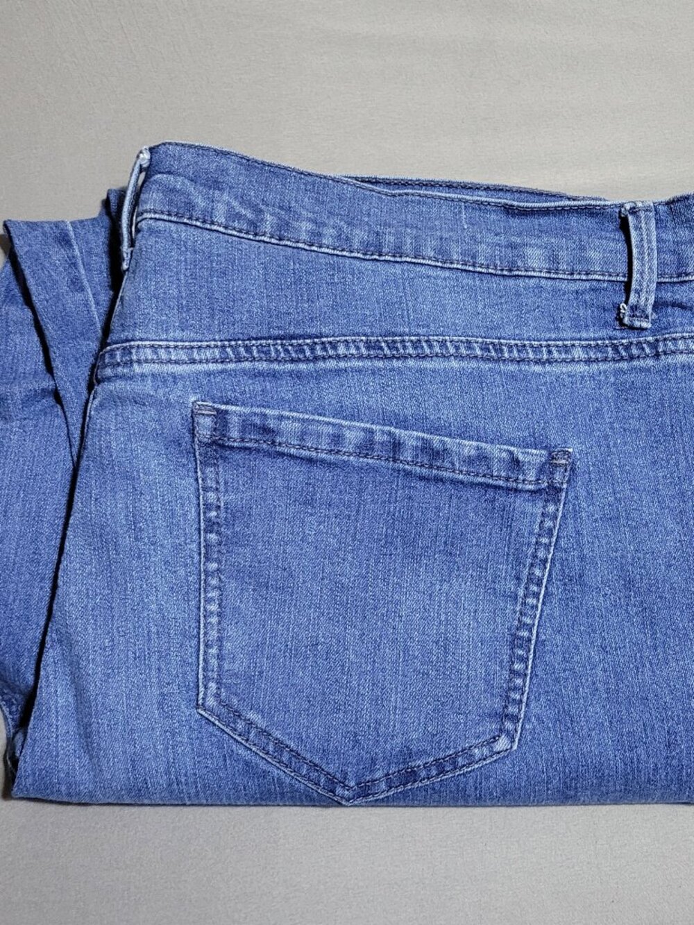 Gloria Vanderbilt Amanda Women's Plus Size 20W Lt Blue Wash Denim Straight Jean.